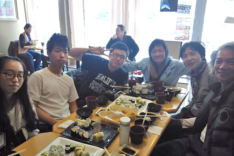 Dining at a sushi restaurant, delicious veggie sushi! Summer, Jerry, Tony, Ming-Ling (Director), and our visitors. 